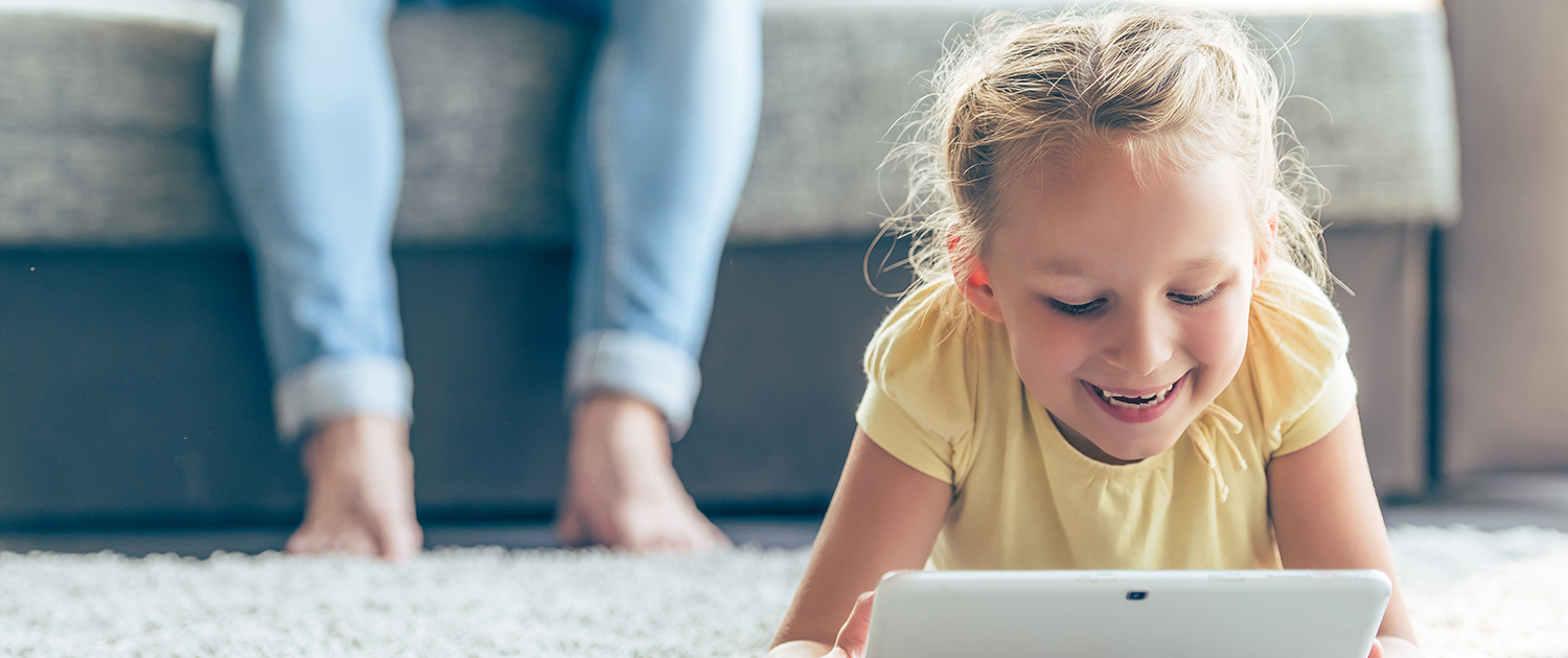 Immagine di bambina che naviga su internet dal tablet