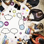 persone che lavorano a strategie content marketing